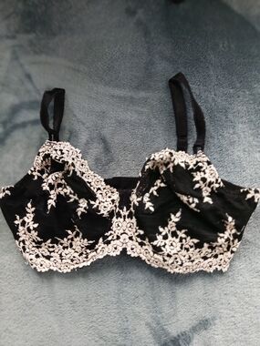 Wacoal Black Underwire Bra with White Floral Lace Embroidery